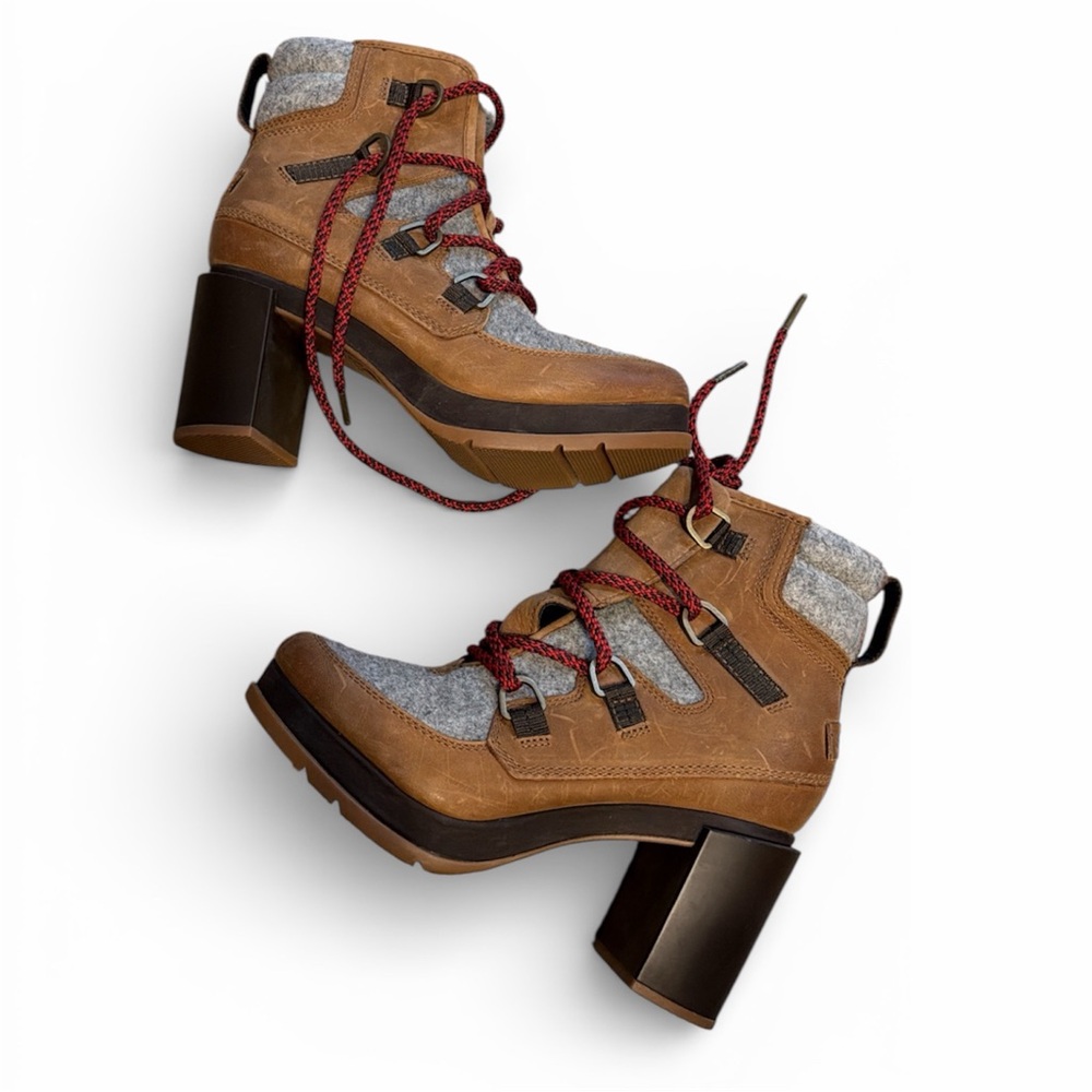 Sorel Women's Blake Lace boots in the color Velvet Tan
Sz 6.5